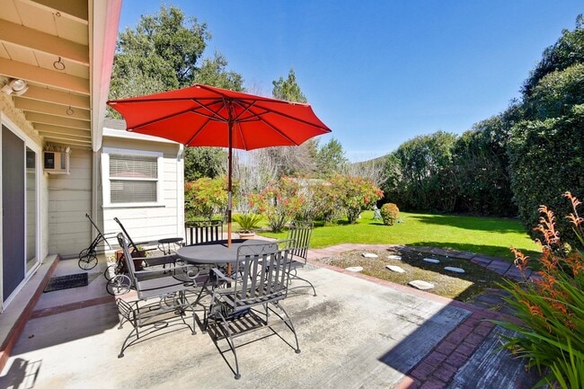 Building Photo - Awesome Home Located in a Quiet Tree Line ...