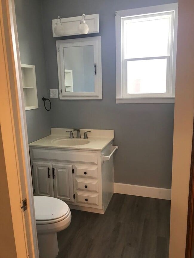 Building Photo - GREAT LOCATION! ADORABLE HOME!!