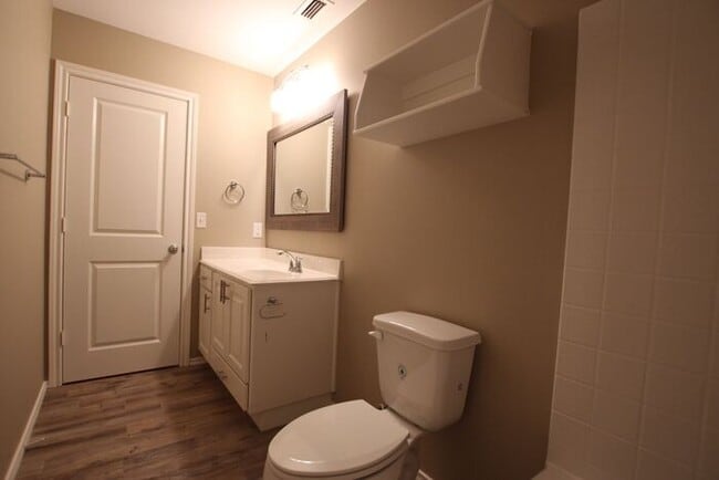 Building Photo - Available Now! 2 Bed 1.5 Bath Townhome! Li...