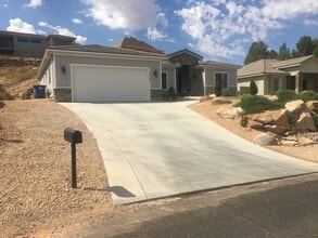 Building Photo - Pet-friendly! Beautiful Vermillion Home!