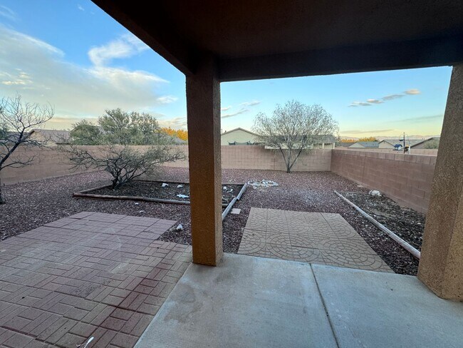 Building Photo - 3 bed 2 bath 1400 sq ft home