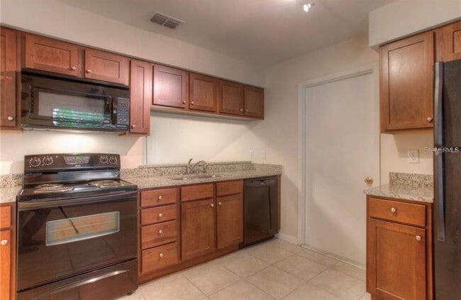 Building Photo - 1761 Lakeview Village Dr