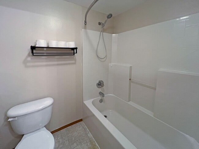 Building Photo - Exceptional 2200 sq ft Three Bedroom 2 Bath Rambler in Fed Way - with A/C