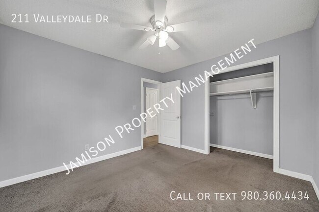 Building Photo - 211 Valleydale Dr