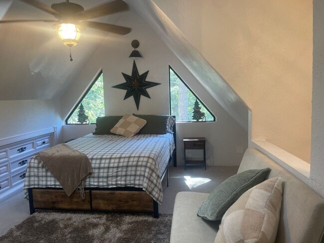 Building Photo - Fabulous home in the woods!