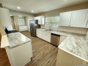 Building Photo - 112 Bluebonnet Rd