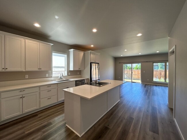 Building Photo - 2 Bedroom Townhouse in SW Redmond