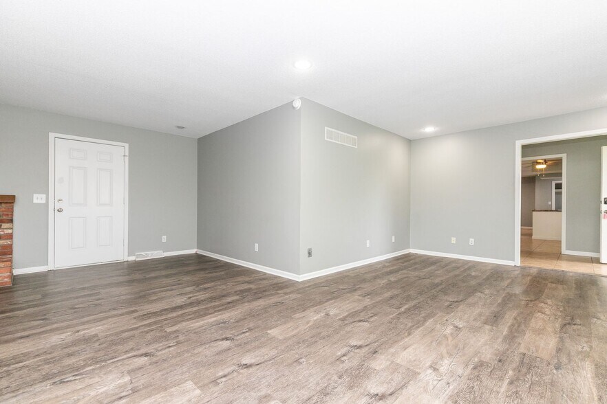 Building Photo - 15303 Cameron Rd