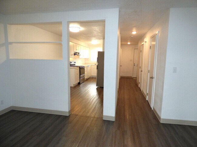 Building Photo - Rent Special: 1/2 Off May's Rent - 2 bed Townhome