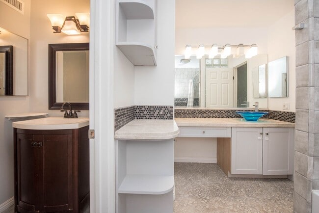 Building Photo - Huntington Beach Townhome