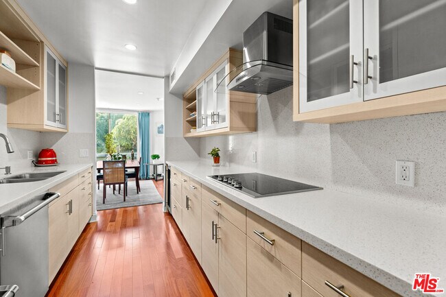 Building Photo - 851 Kings Rd