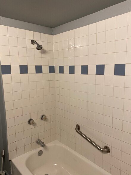 Shower and tub - 4865 W Concord Pl