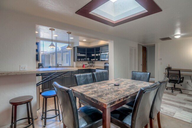 Building Photo - Spacious 4BR in Tucson