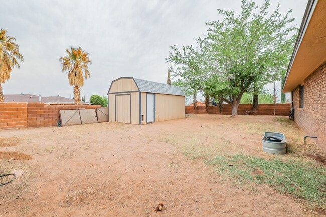 Building Photo - Spacious 3 Bedroom 2 bath with Solar Panels