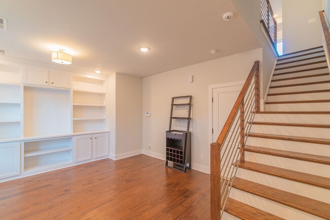 Building Photo - Beautiful Townhome in Charlotte