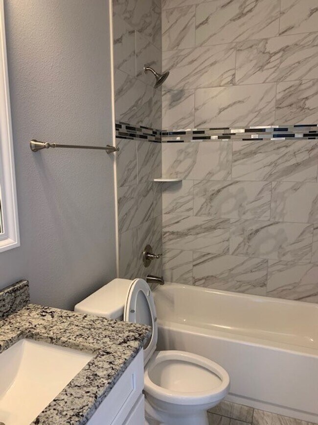 Building Photo - 8 Llosee Ct