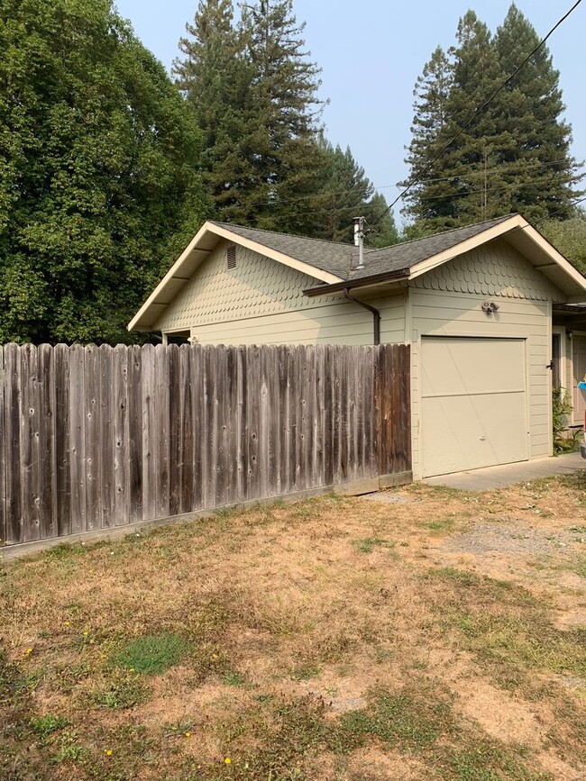 Building Photo - 3 Bedroom, PET FRIENDLY House in Fieldbrook