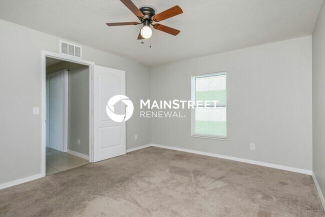 Building Photo - 3 Bedroom Pet-Friendly Home in Dundee, FL with Main Street Renewal