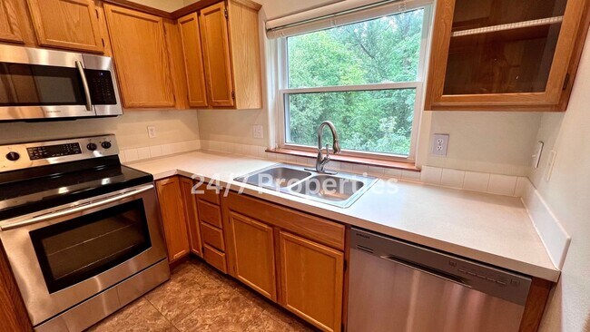 Building Photo - Spacious 3BD I 2.5BA Duplex Near the Yamhi...
