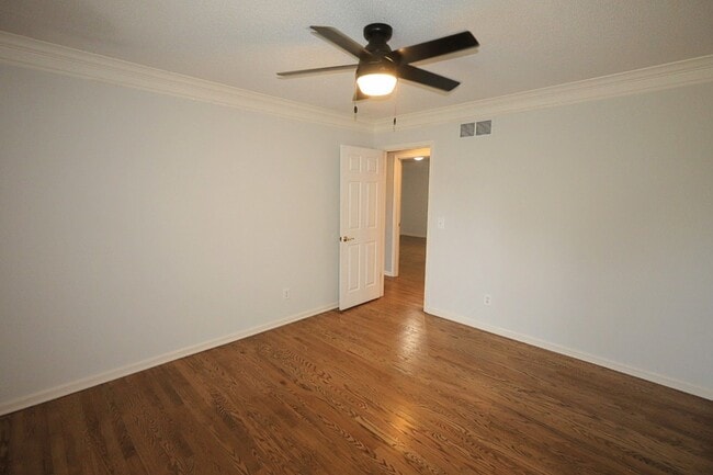 Building Photo - 8231 Lake Terrace Dr