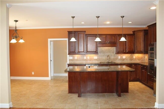 Building Photo - Call/text 9108861306 for Showing