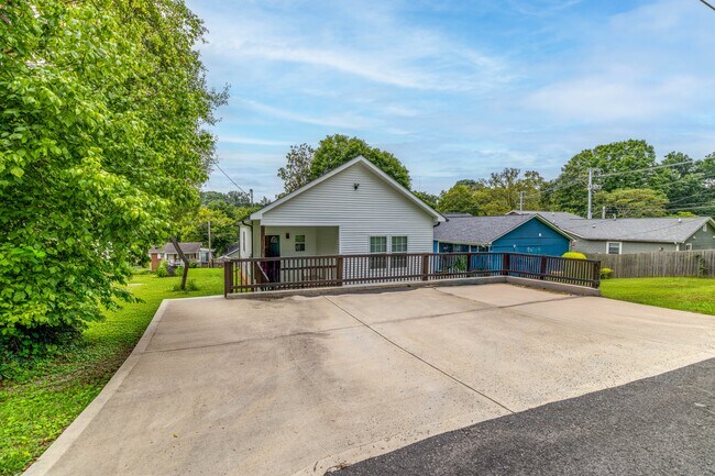 Building Photo - 619 Midlake Dr NE