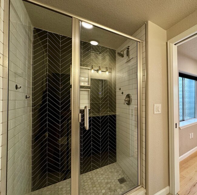 Building Photo - Beautiful & Updated 4 Bedroom / 3.5 Bath Home – Available Now!