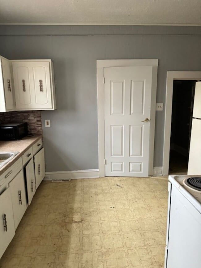 Building Photo - Discover the perfect blend of charm and convenience in this delightful 2-bedroom bungalow