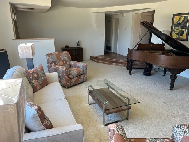 Building Photo - Scenic Hillside Living – Spacious 3 Bed, 2 Bath with Sweeping Views