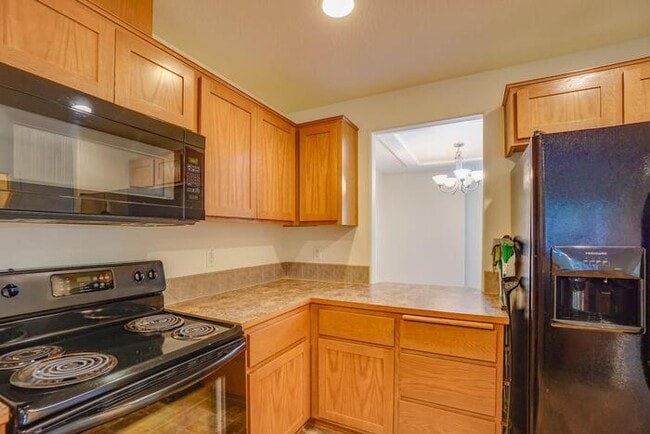 Building Photo - THREE BEDROOM TOWNHOUSE