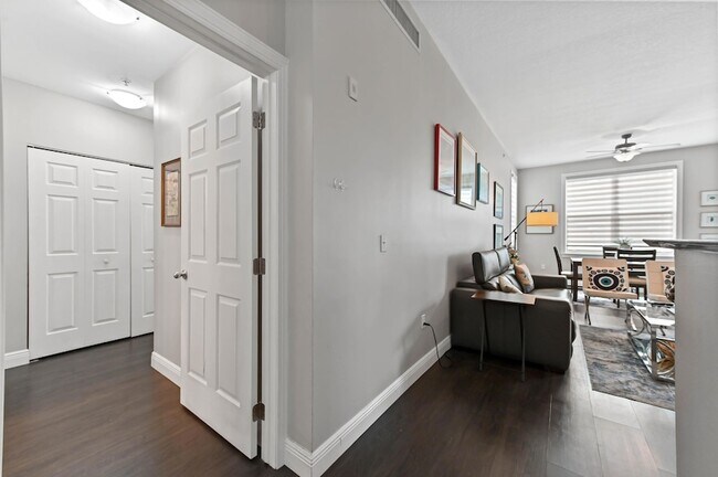 Building Photo - 804 E Windward Way
