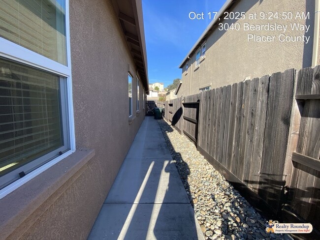 Building Photo - Pristinely Maintained Roseville Home with ...