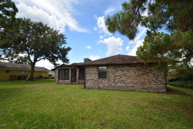 Building Photo - 131 Hammock Rd SE