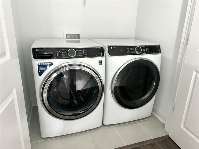 Building Photo - 3589 Myron Pl