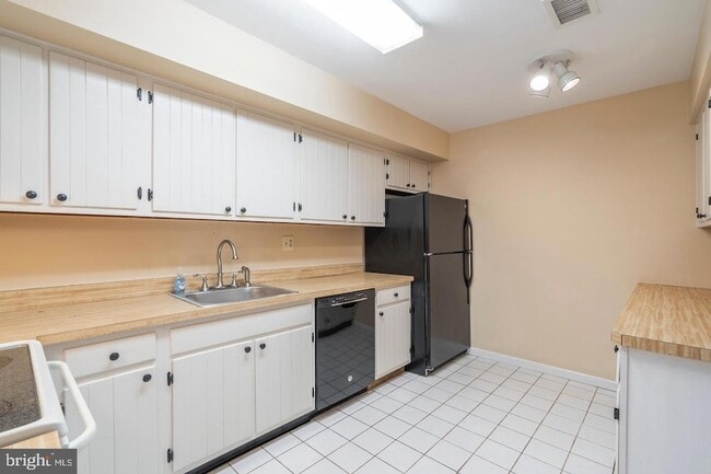 Building Photo - 1004 Worthington Dr