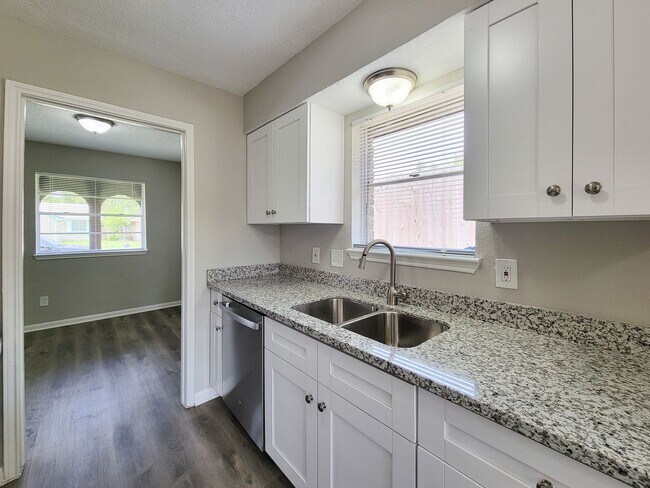 Building Photo - REMODELED 4 BEDROOM 2 BATH LEASE HOME IN HOUSTON