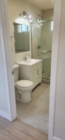 Building Photo - 950 N Kingsley Dr