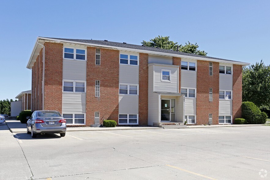 Pinecrest Apartments 515 Greenbriar Dr Normal IL 61761 Apartment Finder