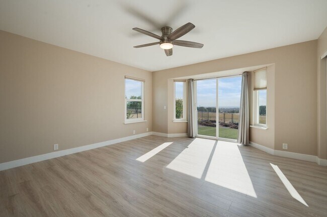 Building Photo - Spacious 3 Bed, 2 Bath Home with Acreage, ...