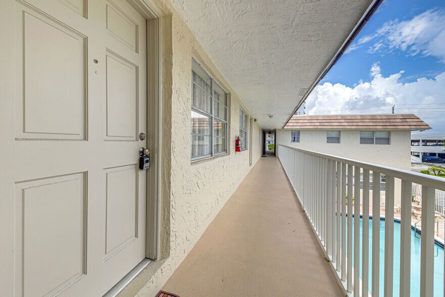 Building Photo - 1450 N Riverside Dr