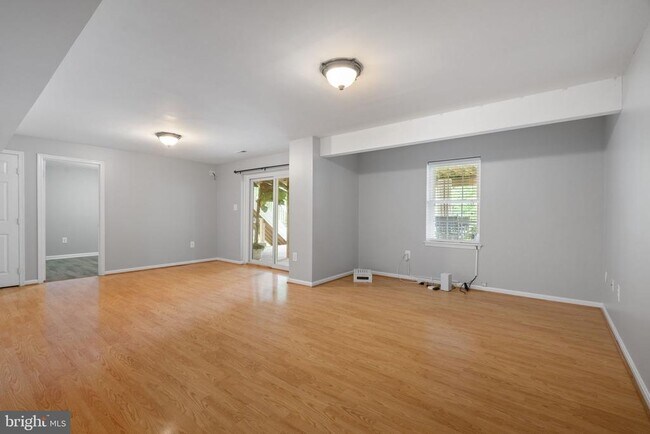 Building Photo - 8527 Silverview Dr