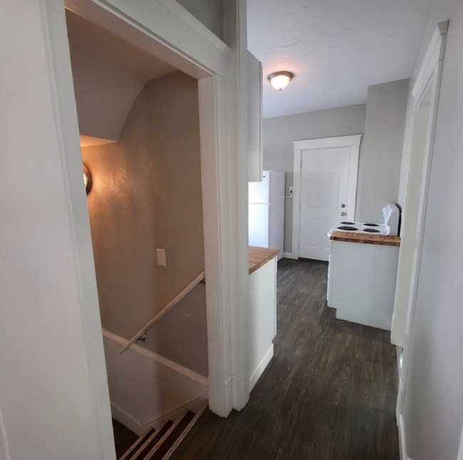 Building Photo - Single Family Home 4 Bedroom and 1 Bath Fo...