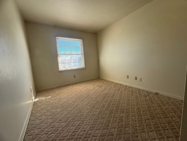 Building Photo - 2000 S Richardson Ave