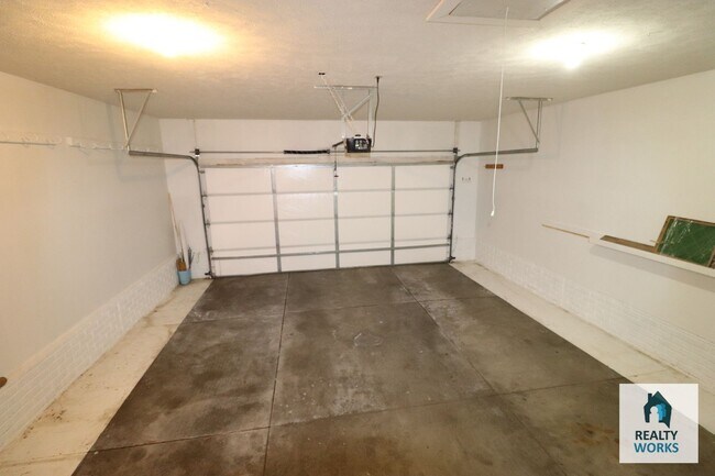 Building Photo - 2 Bedroom 1.5 Bathroom Open Concept Duplex!