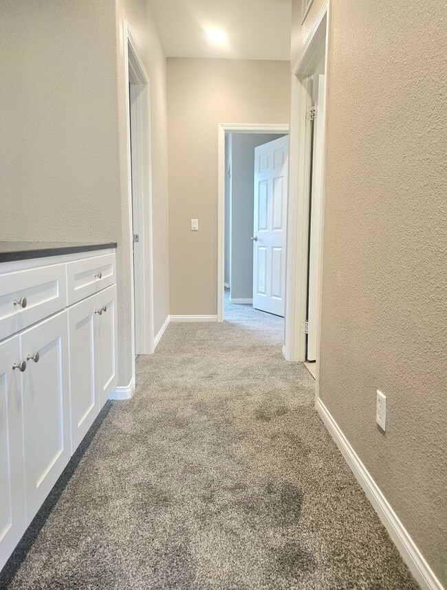 Building Photo - Gorgeous Spacious 3-Bedroom Home Now Avail...