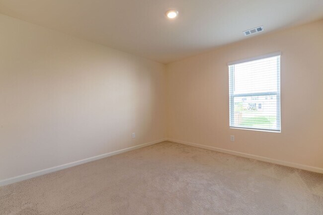 Building Photo - Spacious Family Home for Rent in Fairburn,...