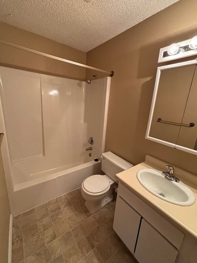 Building Photo - Westside 3 Bedroom Home in D20