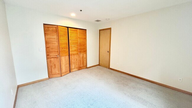 Building Photo - Spacious 2BR/2BA Condo – 1,086 SF + Parking + River Views | NW Portland