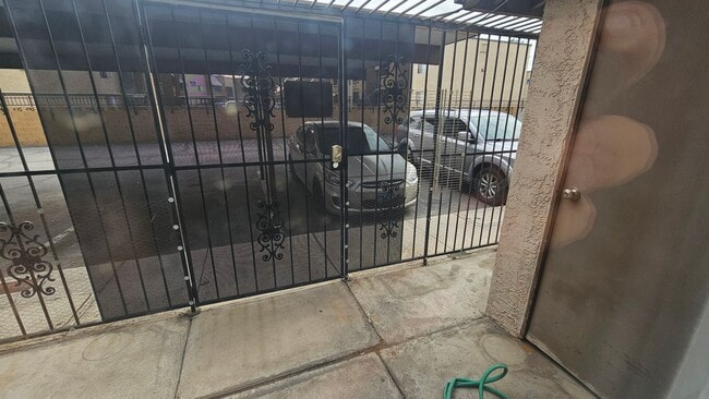 Building Photo - PARTIALLY FURNISHED 3 BEDROOM TOWNHOME NEAR CHINATOWN & STRIP