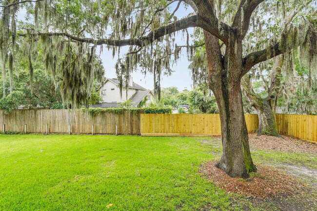 Building Photo - 529 Pointe S Dr